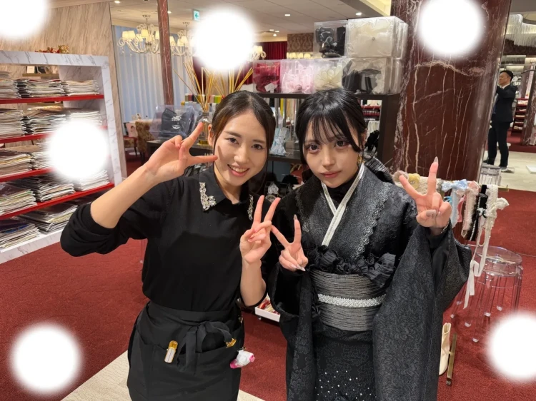 TAKAZEN東京表参道店Flagshipで黒色の立体バラが付いたワンホンスタイルの振袖をご試着していただいたお客様の紹介。