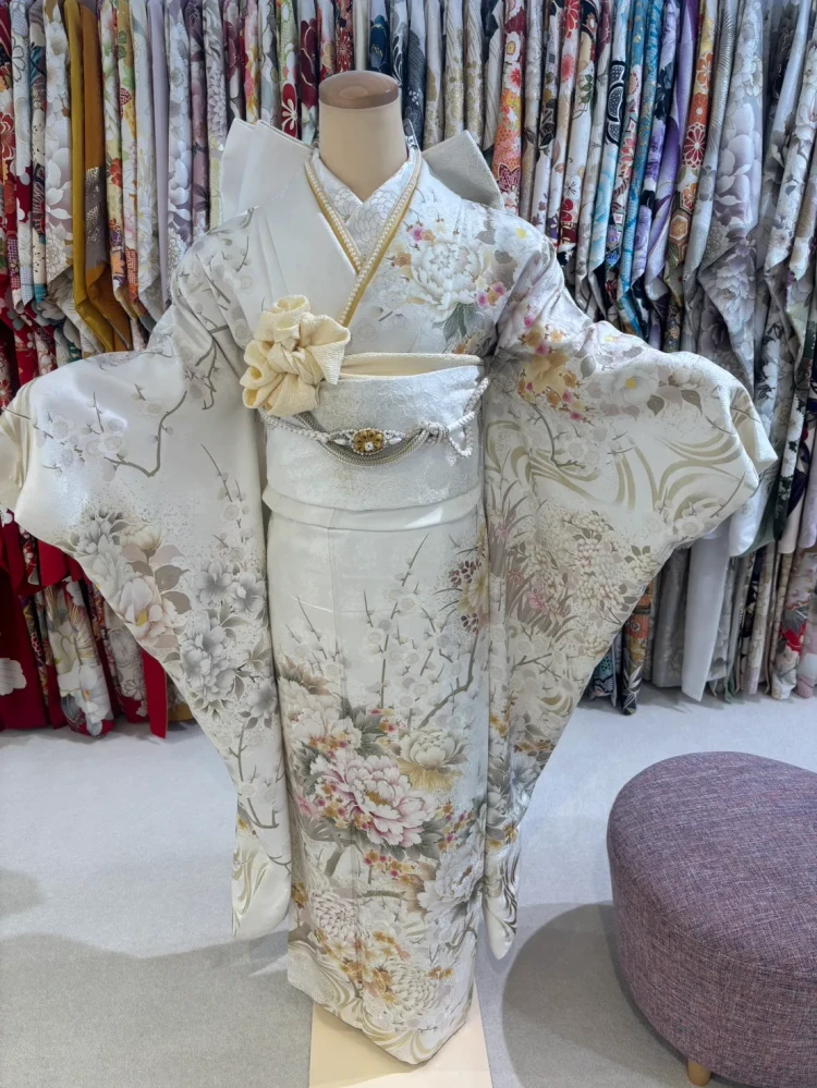 成人式　振袖レンタル　成人式振袖　くすみカラー　牡丹柄　アイボリー　ガーリー振袖　