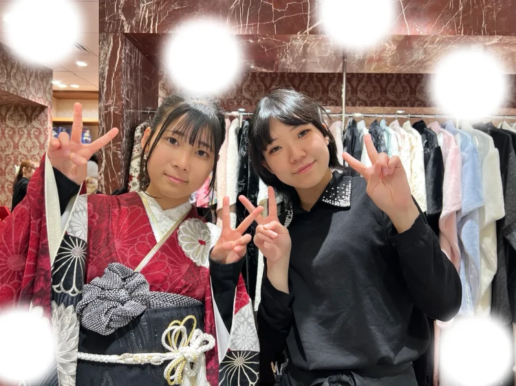 TAKAZEN東京表参道店Flagshipで赤のメーカーブランドの中村理沙”九重”のシックな振袖をレンタルでご契約いただいたお客様のご紹介。