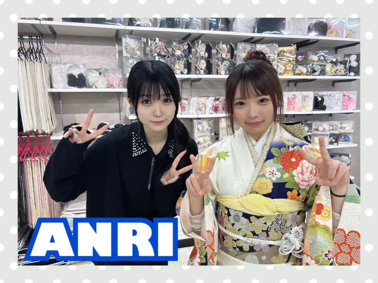 奈良店でブルーとオレンジ色の上品な大人っぽい正統派古典を試着するお客様の様子