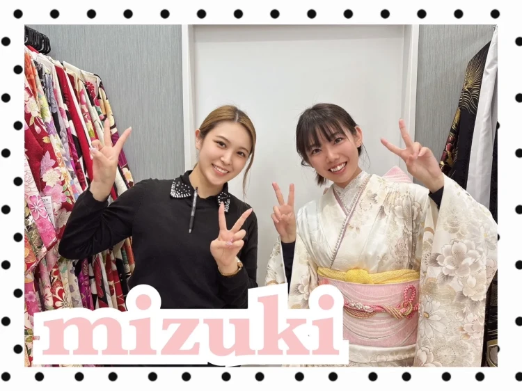 2027年成人のお客様。イマドキなくすみ古典柄振袖のコーディネート。