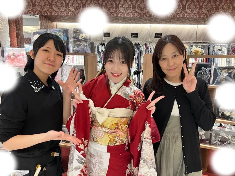 TAKAZEN東京表参道店Flagshipで赤や白色のメーカーブランド、花柄の振袖をご契約いただいたお客様の紹介。