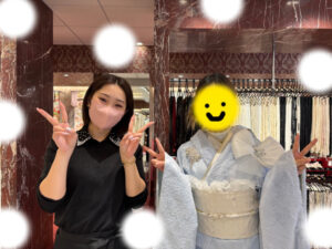 TAKAZEN東京表参道店Flagshipで大人気シュシュのお振袖をレンタルでご契約いただいたお客様の紹介。新作の水色のお振袖。モフモフの肌触りのかわいいお振袖