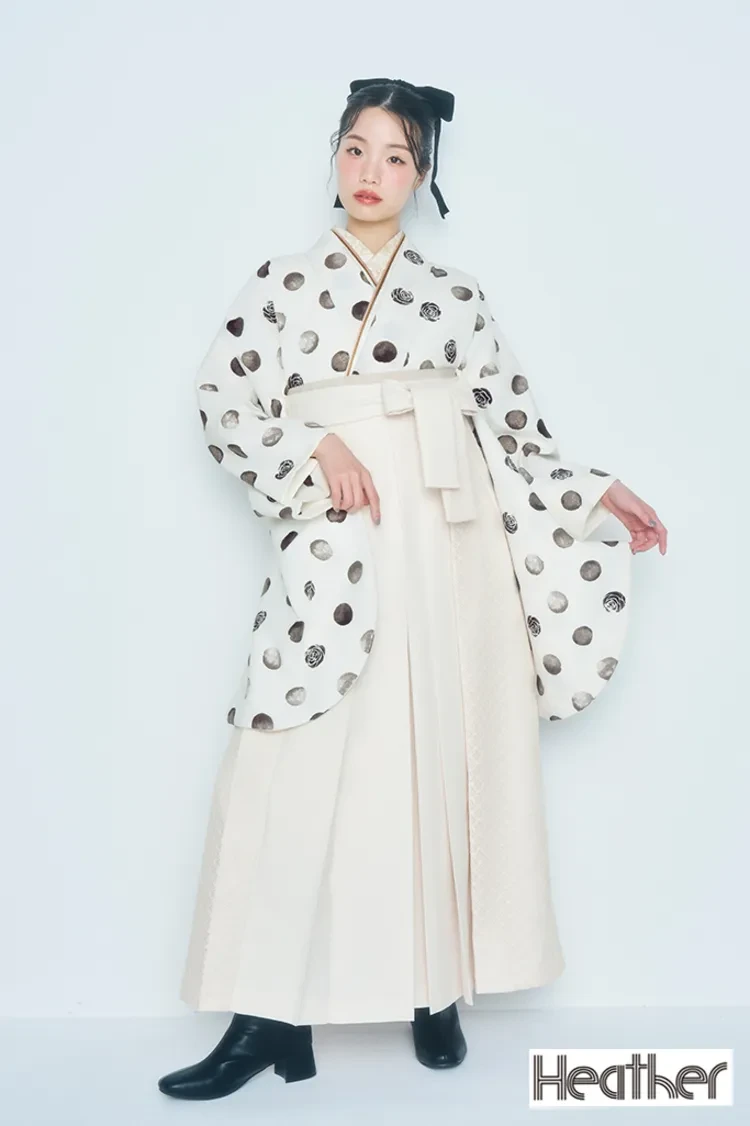 TAKAZENのレンタル袴 Heatherブランド袴　アイボリー　ドット/カメリア柄　ガーリー　かわいい袴　控えめ　シンプル【通販可】R27030