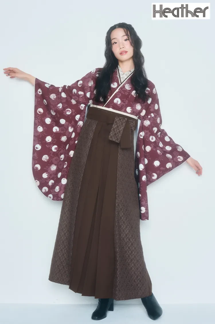 TAKAZENのレンタル袴 Heatherブランド袴　エンジ　ドット/カメリア柄　人と被らない袴　ガーリー　かわいい袴　落ち着いた袴　ブーツスタイル【通販可】R27031