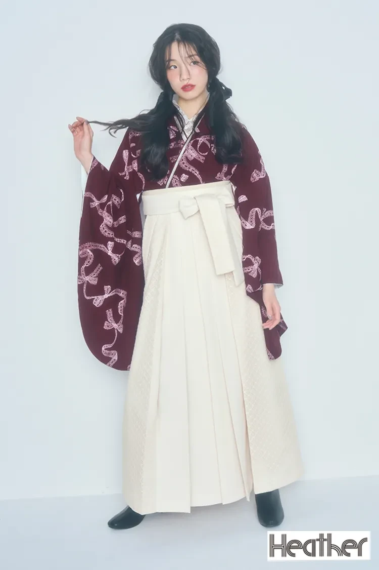 TAKAZENのレンタル袴 Heatherブランド袴　エンジ/ワインレッド　リボン柄　フェミニン　ガーリー　かわいい　お人形さんみたいな袴【通販可】R27035