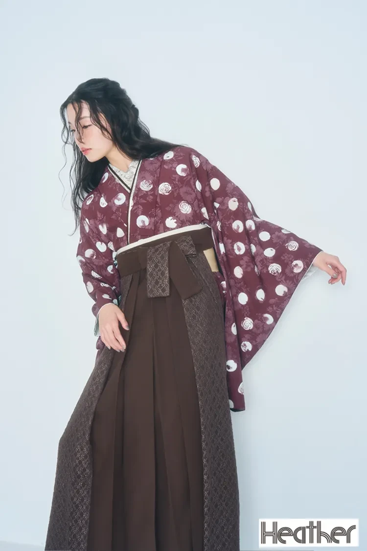 TAKAZENのレンタル袴 Heatherブランド袴 エンジ ドット/カメリア柄 人と被らない袴 ガーリー かわいい袴 落ち着いた袴 ブーツスタイル【通販可】R27031