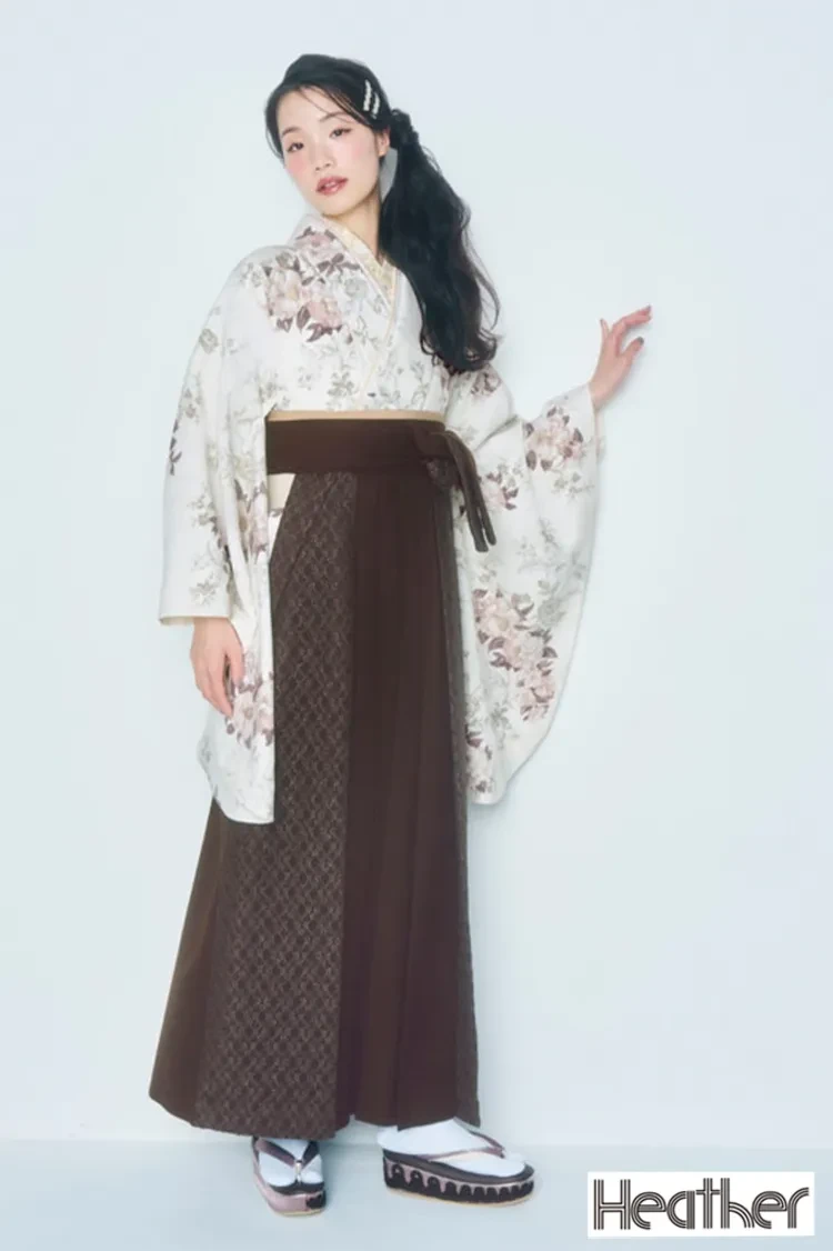 TAKAZENのレンタル袴 Heatherブランド袴　白/くすみカラー　ボタニカルフラワー　淡い色　ガーリー　透明感のある袴　きれいめ　おしゃれ【通販可】R27032