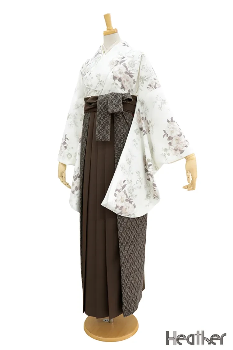 TAKAZENのレンタル袴 Heatherブランド袴　白/くすみカラー　ボタニカルフラワー　淡い色　ガーリー　透明感のある袴　きれいめ　おしゃれ【通販可】R27032