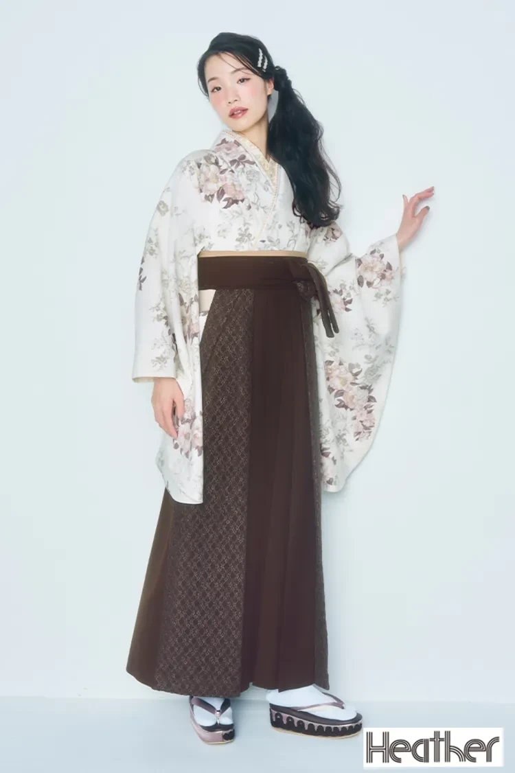 TAKAZENのレンタル袴 Heatherブランド袴　白/くすみカラー　ボタニカルフラワー　淡い色　ガーリー　透明感のある袴　きれいめ　おしゃれ【通販可】R27032