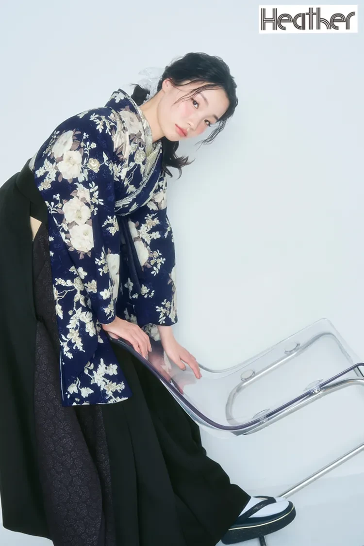 TAKAZENのレンタル袴 Heatherブランド袴　ネイビー/紺色　ボタニカルフラワー　大人っぽい　ガーリー　きれいめ　おしゃれな袴【通販可】R27033