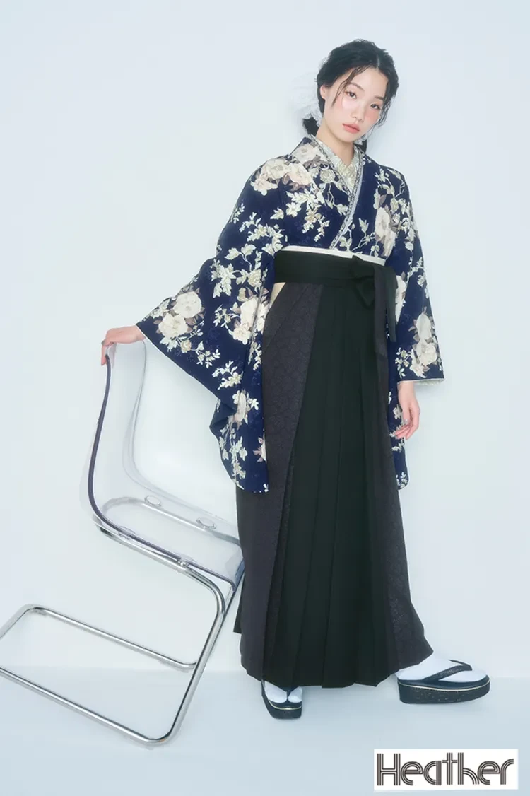 TAKAZENのレンタル袴 Heatherブランド袴　ネイビー/紺色　ボタニカルフラワー　大人っぽい　ガーリー　きれいめ　おしゃれな袴【通販可】R27033