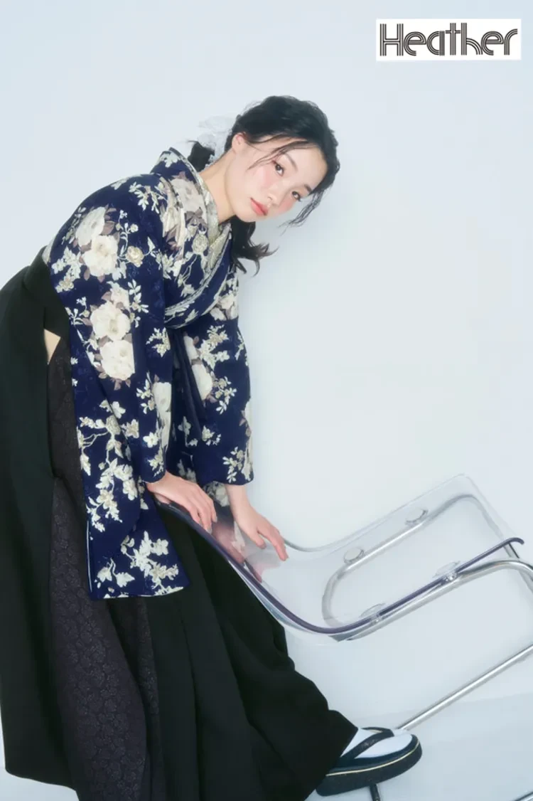 TAKAZENのレンタル袴 Heatherブランド袴　ネイビー/紺色　ボタニカルフラワー　大人っぽい　ガーリー　きれいめ　おしゃれな袴【通販可】R27033