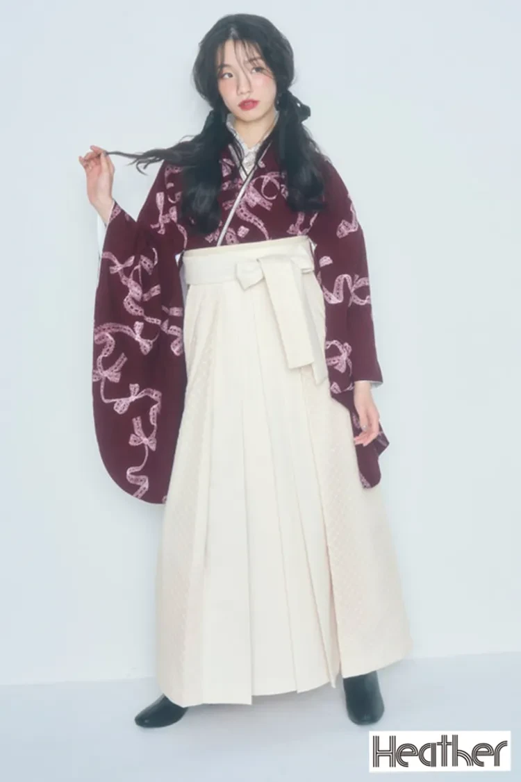 TAKAZENのレンタル袴 Heatherブランド袴　エンジ/ワインレッド　リボン柄　フェミニン　ガーリー　かわいい　お人形さんみたいな袴【通販可】R27035