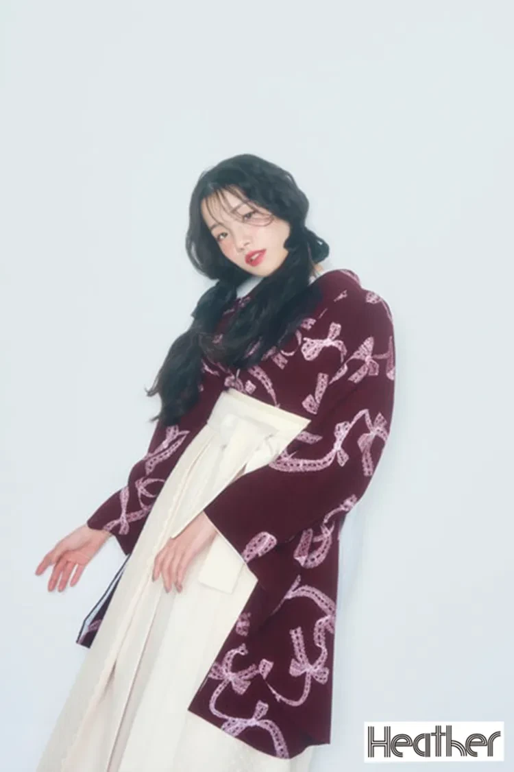 TAKAZENのレンタル袴 Heatherブランド袴　エンジ/ワインレッド　リボン柄　フェミニン　ガーリー　かわいい　お人形さんみたいな袴【通販可】R27035