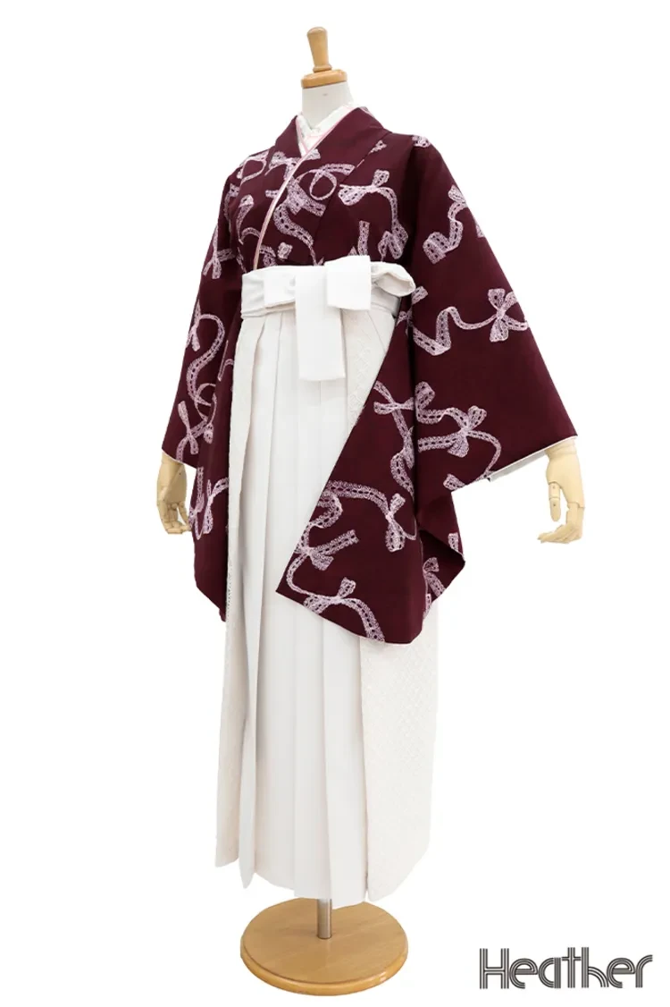 TAKAZENのレンタル袴 Heatherブランド袴　エンジ/ワインレッド　リボン柄　フェミニン　ガーリー　かわいい　お人形さんみたいな袴【通販可】R27035