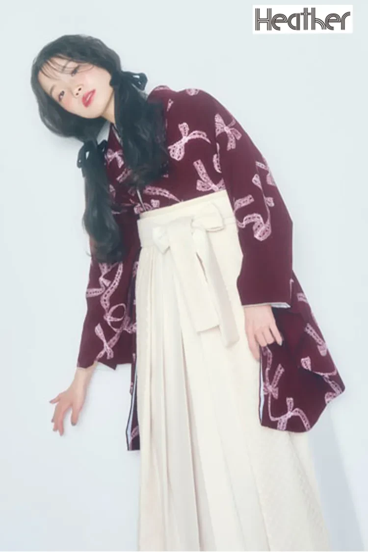 TAKAZENのレンタル袴 Heatherブランド袴　エンジ/ワインレッド　リボン柄　フェミニン　ガーリー　かわいい　お人形さんみたいな袴【通販可】R27035