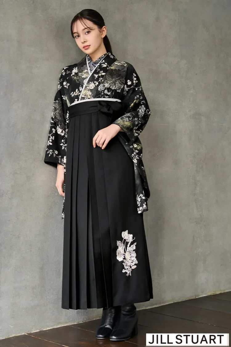 TAKAZENのレンタル袴 JILL STUARTブランド袴　ヴィンテージスタイル　黒　ピオニー　クール　大人っぽい　かっこいい　ブーツコーデ【通販可】R27018