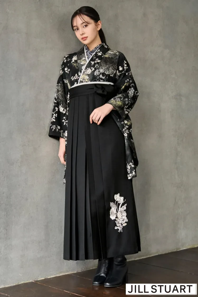 TAKAZENのレンタル袴 JILL STUARTブランド袴　ヴィンテージスタイル　黒　ピオニー　クール　大人っぽい　かっこいい　ブーツコーデ【通販可】R27018
