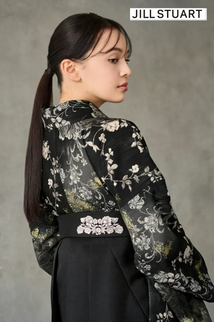 TAKAZENのレンタル袴 JILL STUARTブランド袴　ヴィンテージスタイル　黒　ピオニー　クール　大人っぽい　かっこいい　ブーツコーデ【通販可】R27018