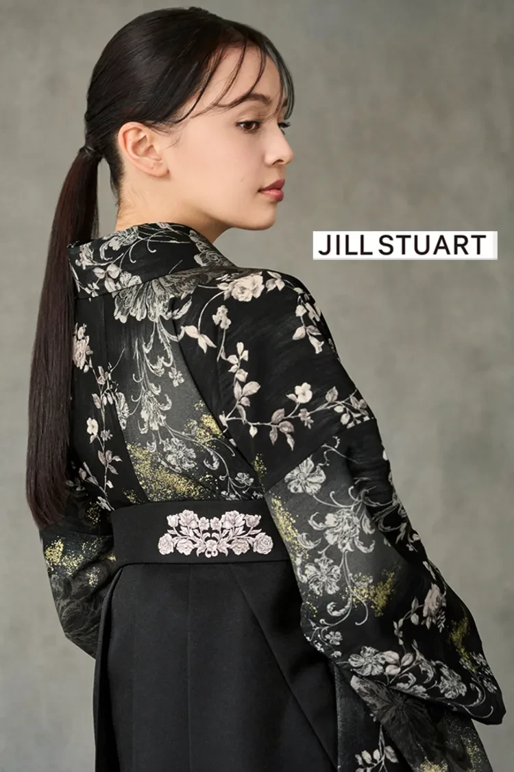 TAKAZENのレンタル袴 JILL STUARTブランド袴 ヴィンテージスタイル 黒 ピオニー クール 大人っぽい かっこいい ブーツコーデ【通販可】R27018