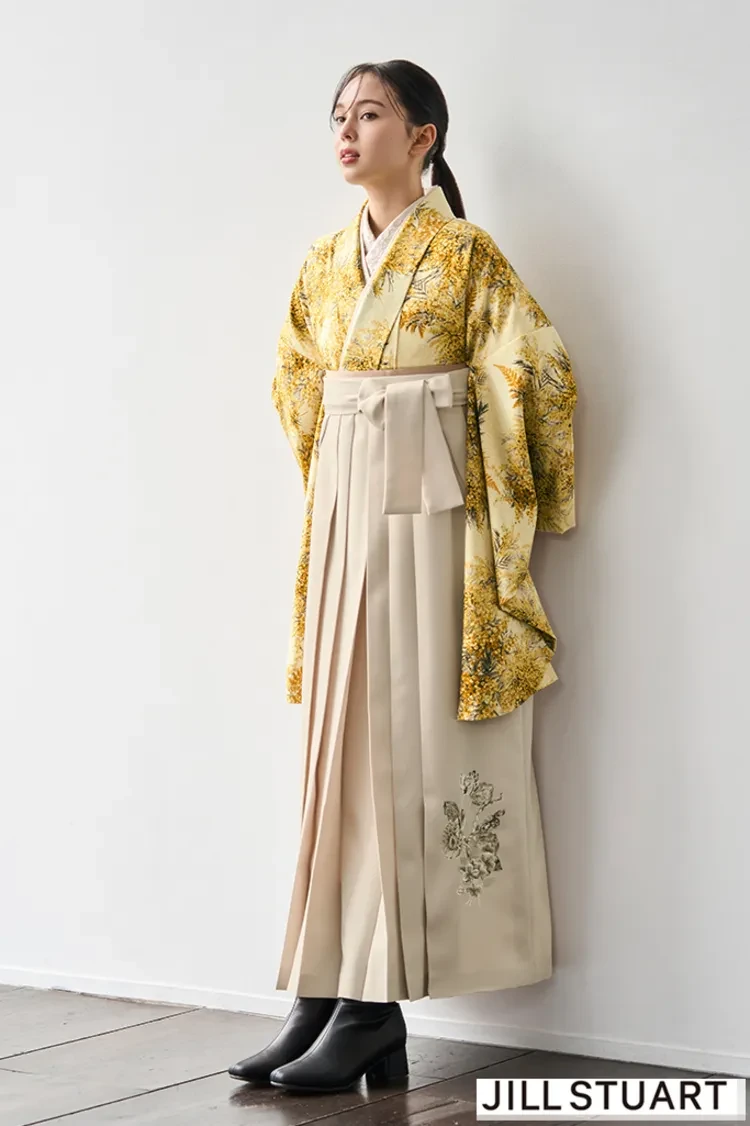 TAKAZENのレンタル袴 JILL STUARTブランド袴　ヴィンテージスタイル　イエロー　ミモザ　きれいめ　大人っぽい　お洒落　ブーツコーデ【通販可】R27020