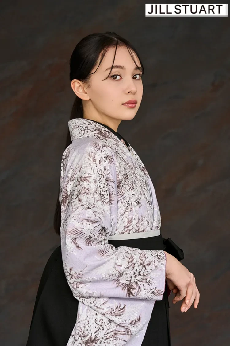 TAKAZENのレンタル袴 JILL STUARTブランド袴　ヴィンテージスタイル　薄紫/ライラック　ミモザ　きれいめ　大人っぽい　人と被らない袴　ブーツコーデ【通販可】R27021