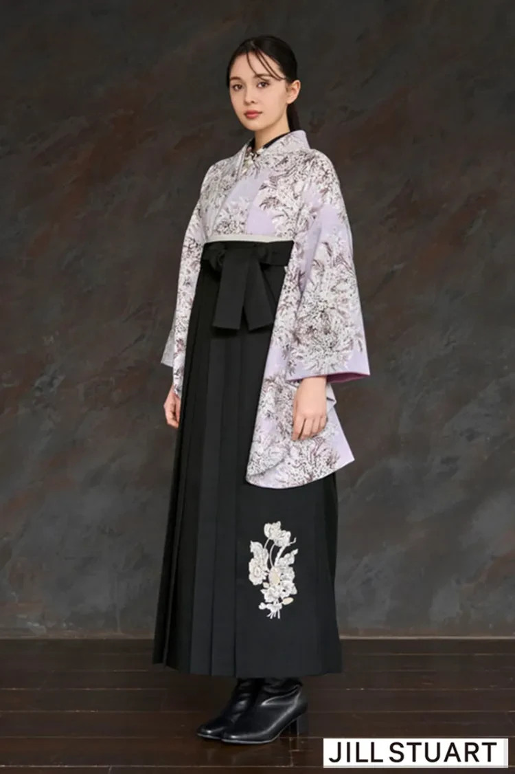 TAKAZENのレンタル袴 JILL STUARTブランド袴　ヴィンテージスタイル　薄紫/ライラック　ミモザ　きれいめ　大人っぽい　人と被らない袴　ブーツコーデ【通販可】R27021