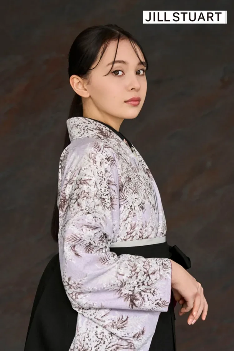 TAKAZENのレンタル袴 JILL STUARTブランド袴　ヴィンテージスタイル　薄紫/ライラック　ミモザ　きれいめ　大人っぽい　人と被らない袴　ブーツコーデ【通販可】R27021