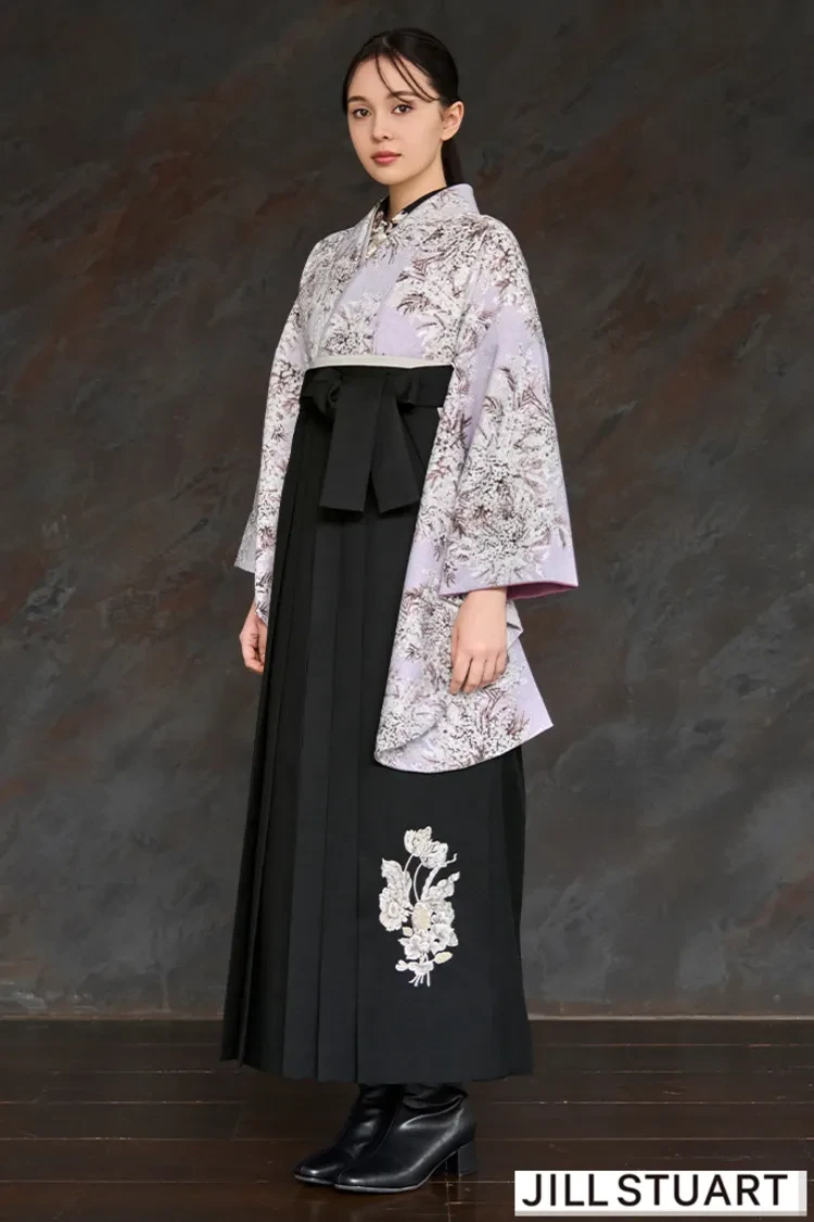 TAKAZENのレンタル袴 JILL STUARTブランド袴　ヴィンテージスタイル　薄紫/ライラック　ミモザ　きれいめ　大人っぽい　人と被らない袴　ブーツコーデ【通販可】R27021