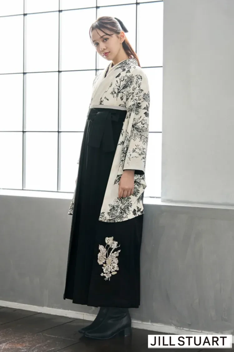 TAKAZENのレンタル袴 JILL STUARTブランド袴　ヴィンテージスタイル　アイボリー/黒　ボタニカルフラワー　きれいめ　大人っぽい　ブーツコーデ【通販可】R27022