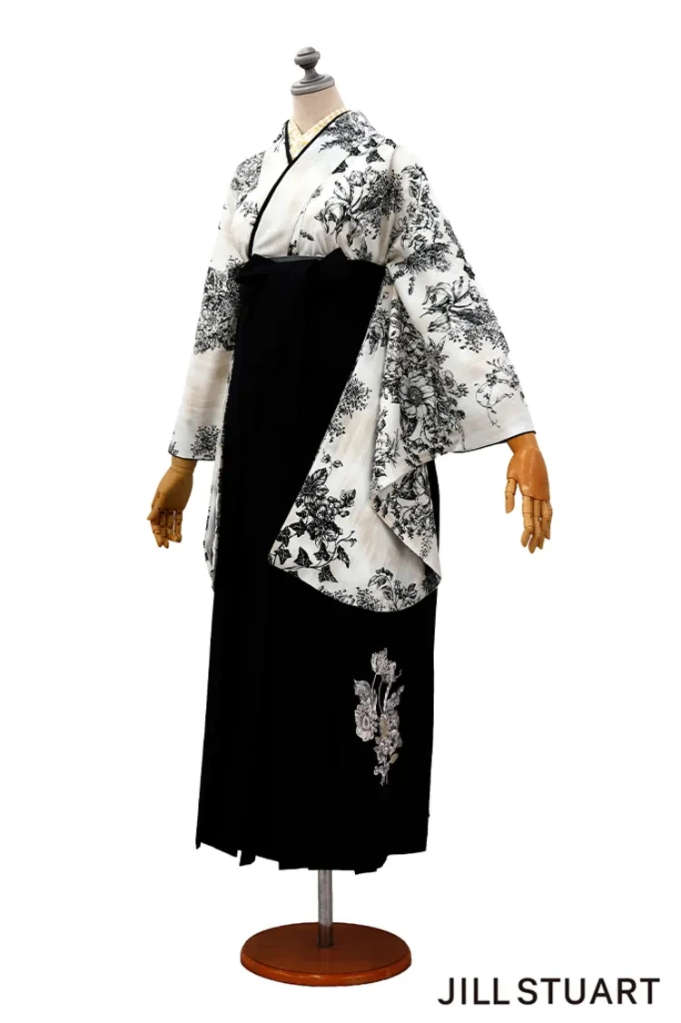 TAKAZENのレンタル袴 JILL STUARTブランド袴　ヴィンテージスタイル　アイボリー/黒　ボタニカルフラワー　きれいめ　大人っぽい　ブーツコーデ【通販可】R27022