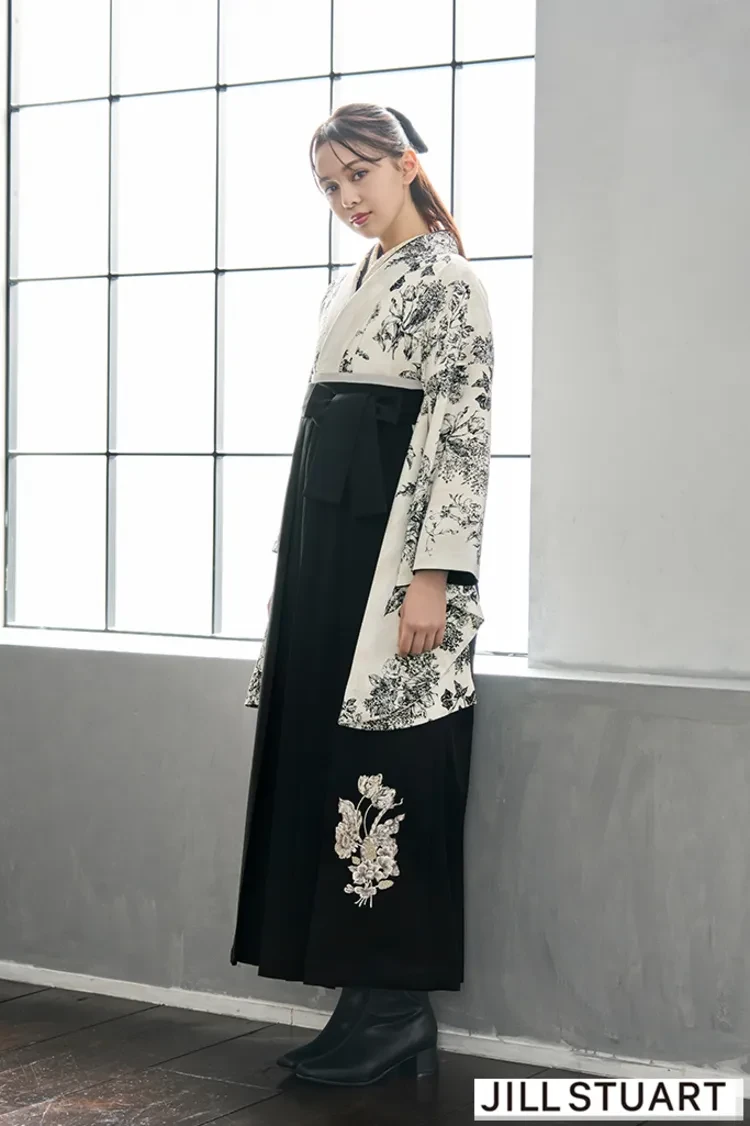 TAKAZENのレンタル袴 JILL STUARTブランド袴　ヴィンテージスタイル　アイボリー/黒　ボタニカルフラワー　きれいめ　大人っぽい　ブーツコーデ【通販可】R27022