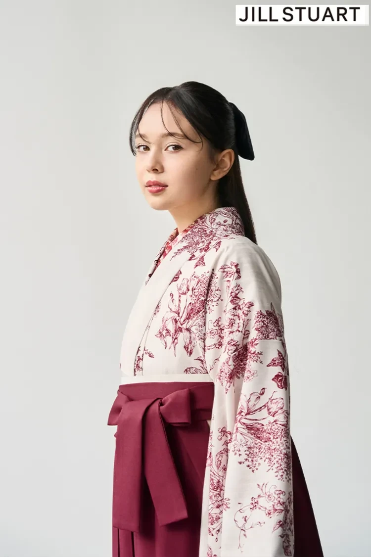 TAKAZENのレンタル袴 JILL STUARTブランド袴 ヴィンテージスタイル アイボリー/赤 ボタニカルフラワー 控えめ かわいい ブーツコーデ【通販可】R27023
