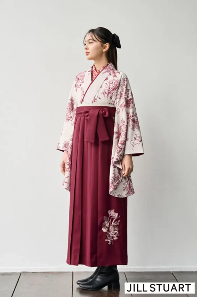 TAKAZENのレンタル袴 JILL STUARTブランド袴　ヴィンテージスタイル　アイボリー/赤　ボタニカルフラワー　控えめ　かわいい　ブーツコーデ【通販可】R27023