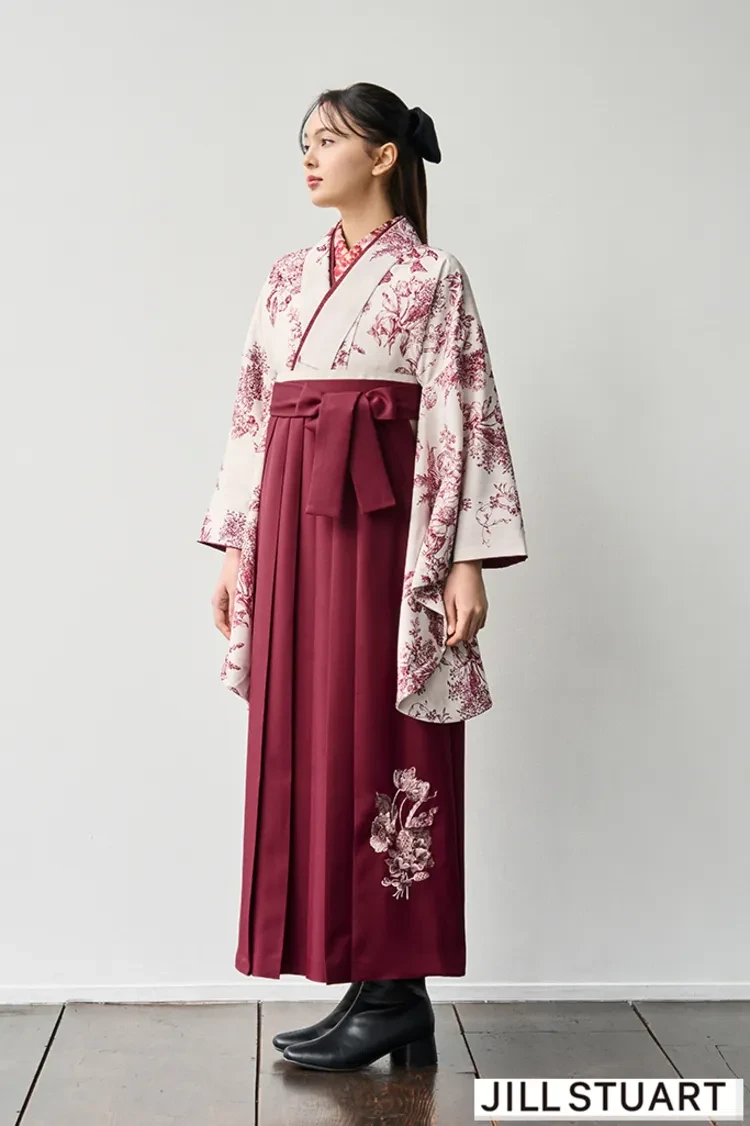 TAKAZENのレンタル袴 JILL STUARTブランド袴　ヴィンテージスタイル　アイボリー/赤　ボタニカルフラワー　控えめ　かわいい　ブーツコーデ【通販可】R27023