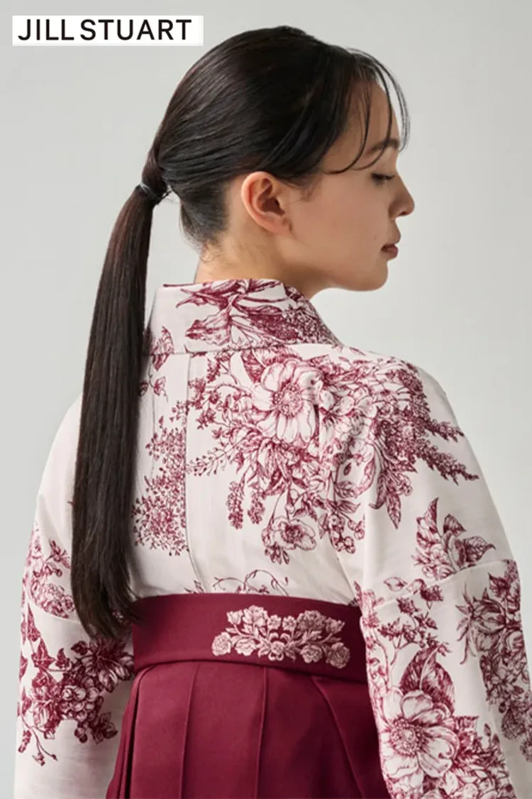 TAKAZENのレンタル袴 JILL STUARTブランド袴　ヴィンテージスタイル　アイボリー/赤　ボタニカルフラワー　控えめ　かわいい　ブーツコーデ【通販可】R27023