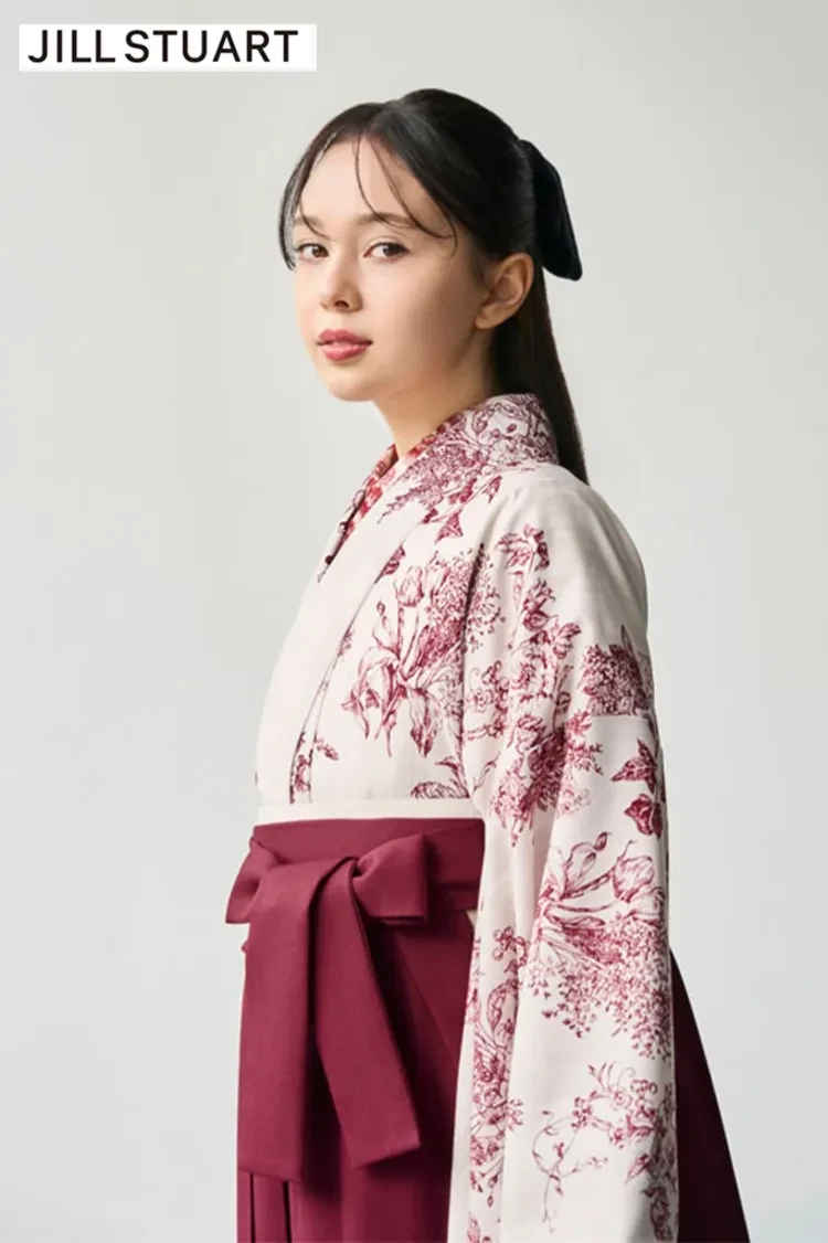 TAKAZENのレンタル袴 JILL STUARTブランド袴　ヴィンテージスタイル　アイボリー/赤　ボタニカルフラワー　控えめ　かわいい　ブーツコーデ【通販可】R27023