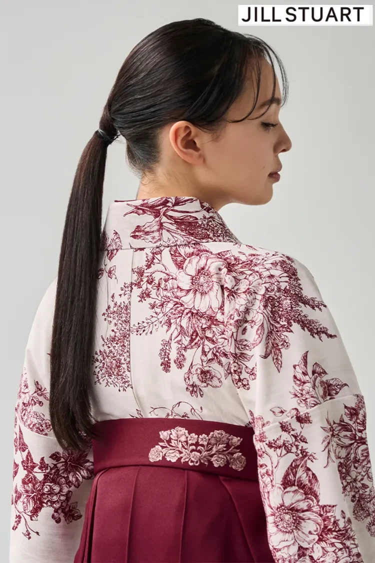 TAKAZENのレンタル袴 JILL STUARTブランド袴 ヴィンテージスタイル アイボリー/赤 ボタニカルフラワー 控えめ かわいい ブーツコーデ【通販可】R27023