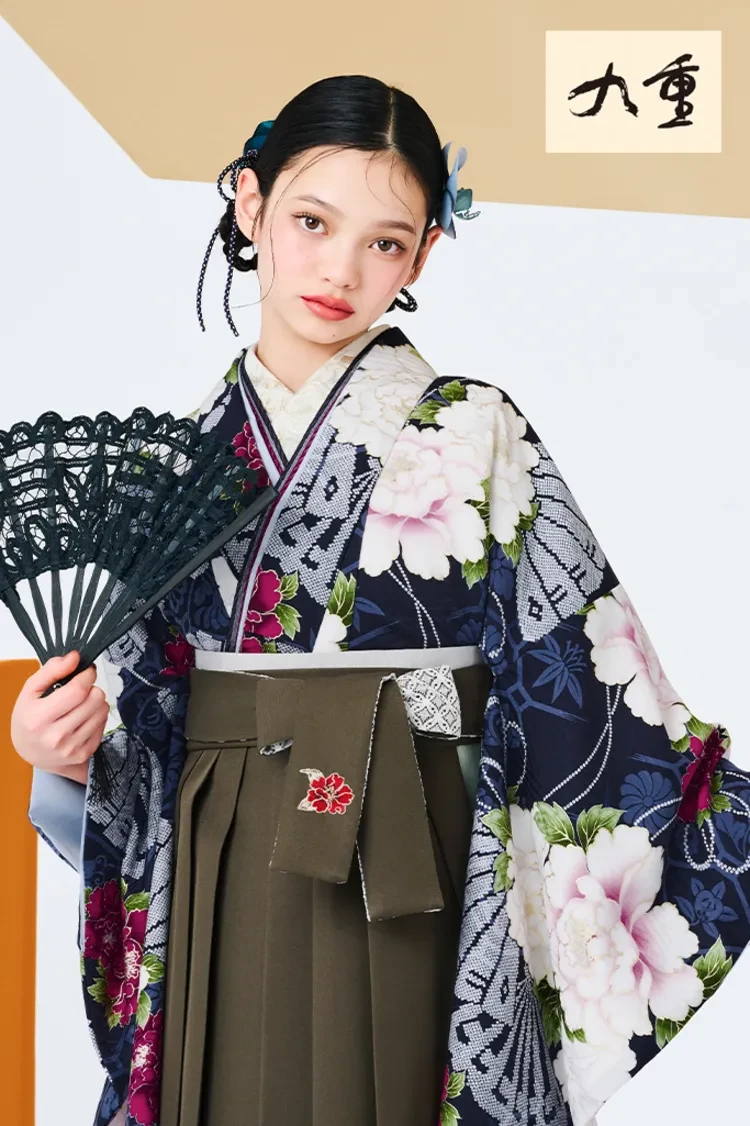 TAKAZENのレンタル袴 九重ブランド袴　紺色/ネイビー　牡丹柄/大柄　正統派古典　華やか　大人っぽい　かっこいい　清楚【通販可】R27028