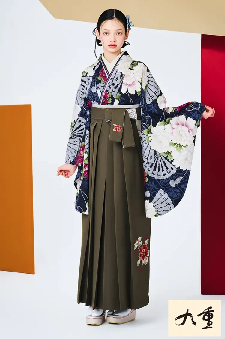 TAKAZENのレンタル袴 九重ブランド袴　紺色/ネイビー　牡丹柄/大柄　正統派古典　華やか　大人っぽい　かっこいい　清楚【通販可】R27028