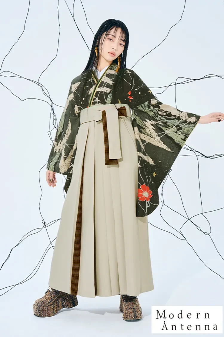 TAKAZENのレンタル袴 モダンアンテナブランド袴　カーキ　機械のブーケ　レトロモダン　個性的　人と被らない袴　ブーツスタイル【通販可】R27039