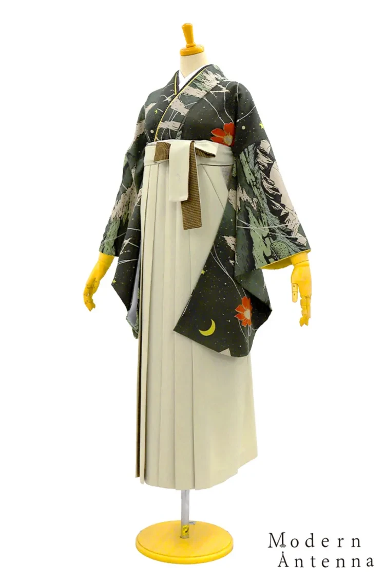 TAKAZENのレンタル袴 モダンアンテナブランド袴　カーキ　機械のブーケ　レトロモダン　個性的　人と被らない袴　ブーツスタイル【通販可】R27039