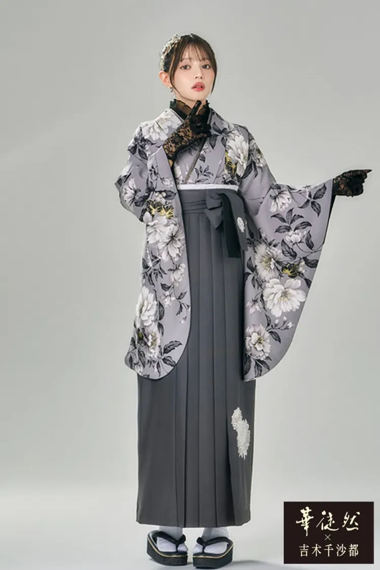 TAKAZENのレンタル袴 華徒然×吉木千沙都ブランド袴　グレー　ボタニカルフラワー　地雷系袴　ダスティーカラー　おしゃれ【通販可】R27045