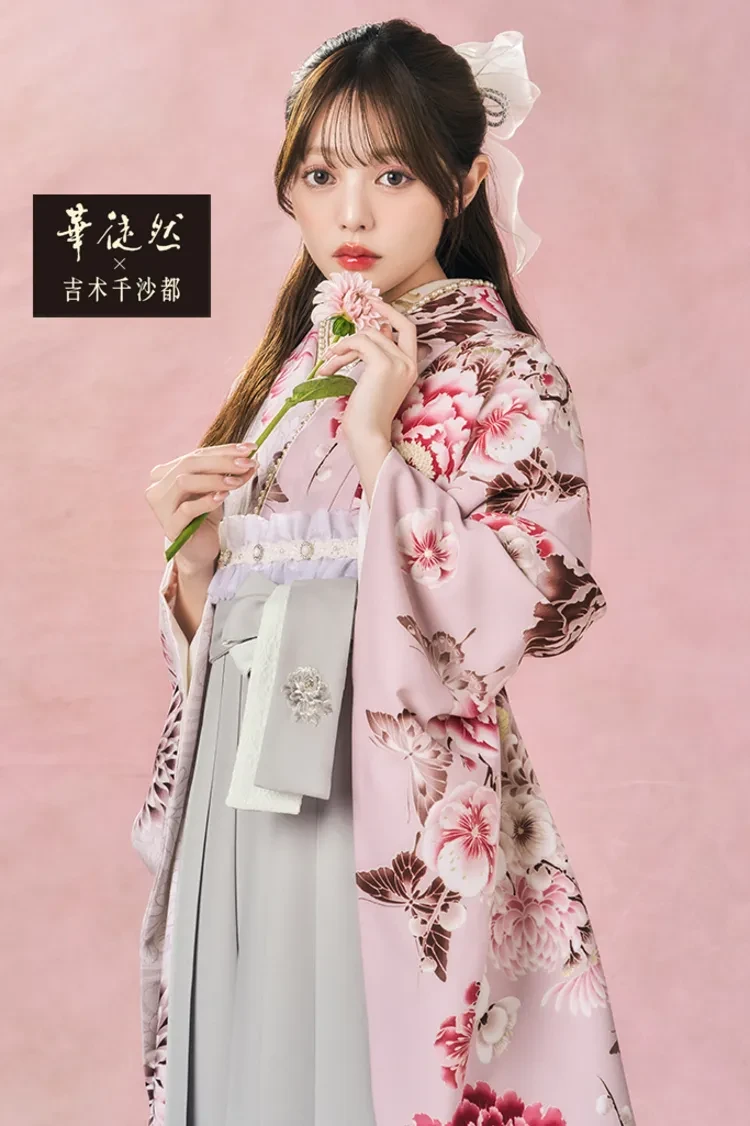 TAKAZENのレンタル袴 華徒然×吉木千沙都ブランド袴　ピンク　蝶々柄　おしゃれ　淡い色　かわいい袴の着こなし【通販可】R27046