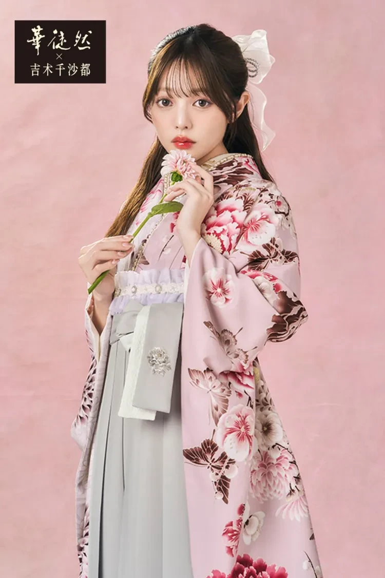 TAKAZENのレンタル袴 華徒然×吉木千沙都ブランド袴　ピンク　蝶々柄　おしゃれ　淡い色　かわいい袴の着こなし【通販可】R27046