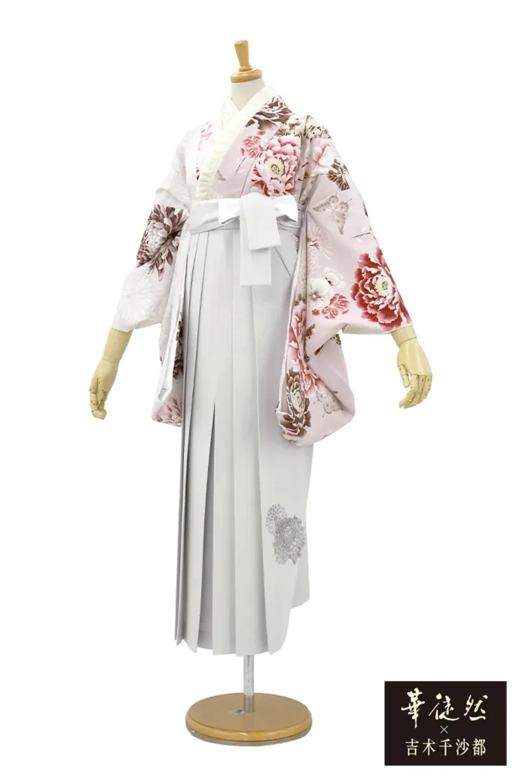 TAKAZENのレンタル袴 華徒然×吉木千沙都ブランド袴　ピンク　蝶々柄　おしゃれ　淡い色　かわいい袴の着こなし【通販可】R27046