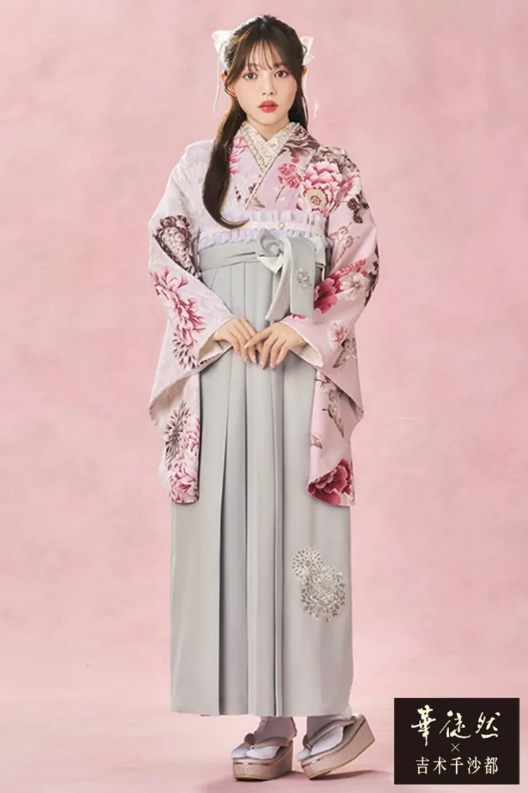 TAKAZENのレンタル袴 華徒然×吉木千沙都ブランド袴　ピンク　蝶々柄　おしゃれ　淡い色　かわいい袴の着こなし【通販可】R27046