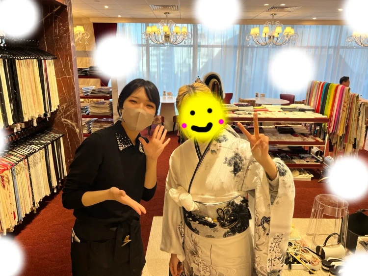 TAKAZEN東京表参道店で白と黒の古典のお振袖をレンタルでご契約いただいたお客様のご紹介。きれいめの古典柄のお振袖。