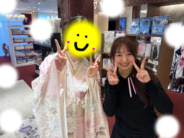 TAKAZEN東京表参道店Flagshipでピンク色のお振袖をレンタルでご契約したお客様のご紹介。コスメカラーのオリジナル振袖。ツヤ感のあるお振袖。